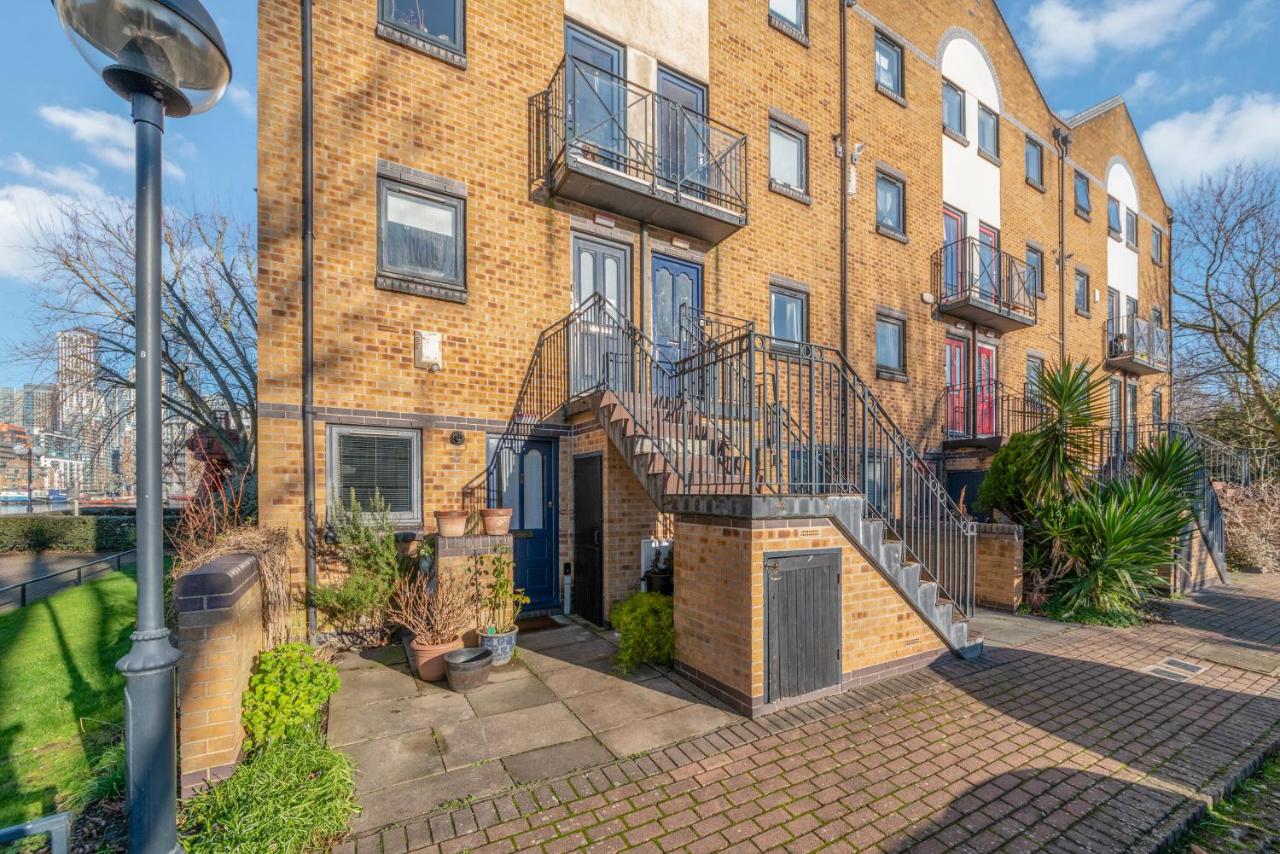 2BR Docks View Free Parking & Terrace Near Greenwich, Canary Wharf & Mudchute DLR - B&B London