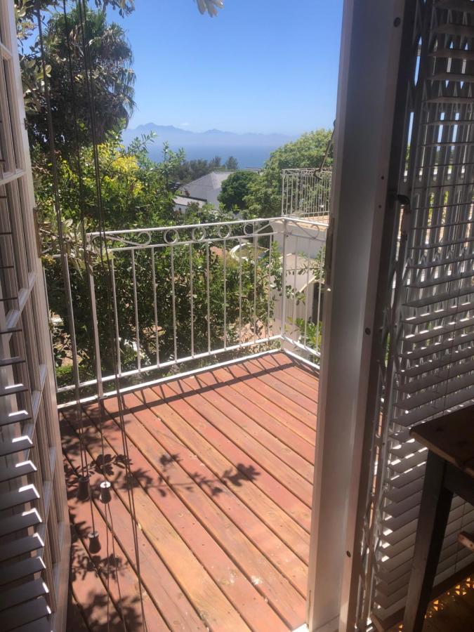 4 Duke Street Flat#3 can sleep up to five guests - B&B Mossel Bay