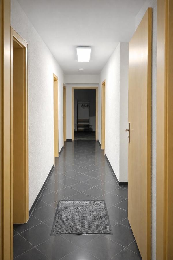 STN Kocherwald Suite - Ferienwohnung mit 4 Schlafzimmer, 8 Big Beds, Parkplatz & Balkon, Highspeed WLAN, Netflix Premium, Zentral zu Audi & Schwarz Gruppe - B&B Bad Friedrichshall