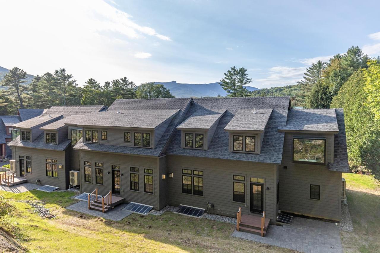 New & Modern Townhouse Close to Skiing, Brand New Hot Tub - Chambres d'hôtes Stowe