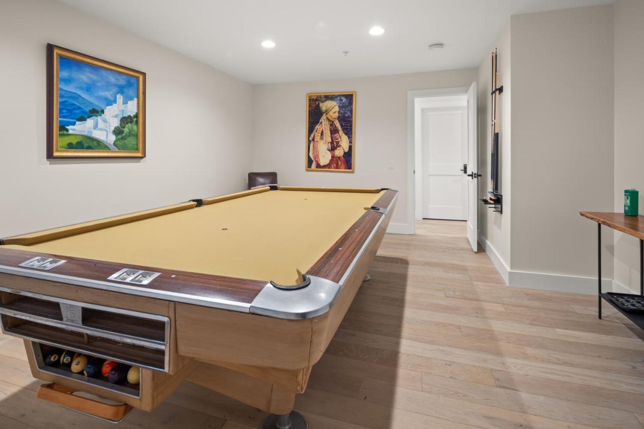 New & Modern Townhouse Close to Skiing, Brand New Hot Tub - Chambres d'hôtes Stowe