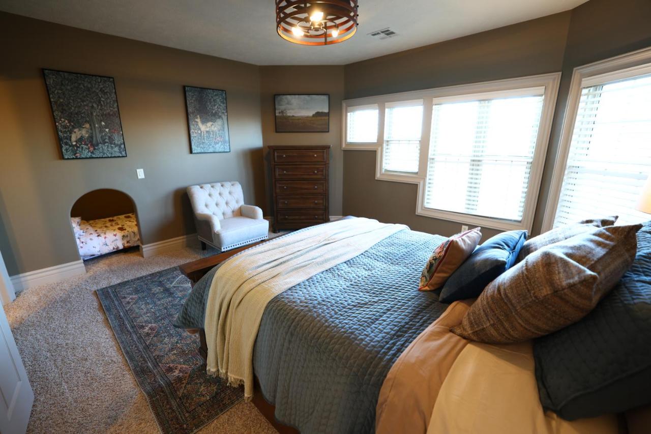 Suite mit Queensize-Doppelbett und Poolblick