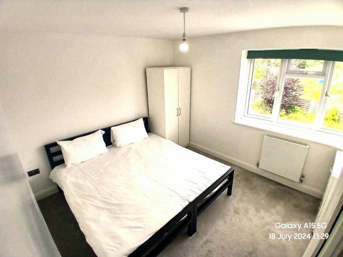 Westminster Three-Bedroom Apartment - B&B London