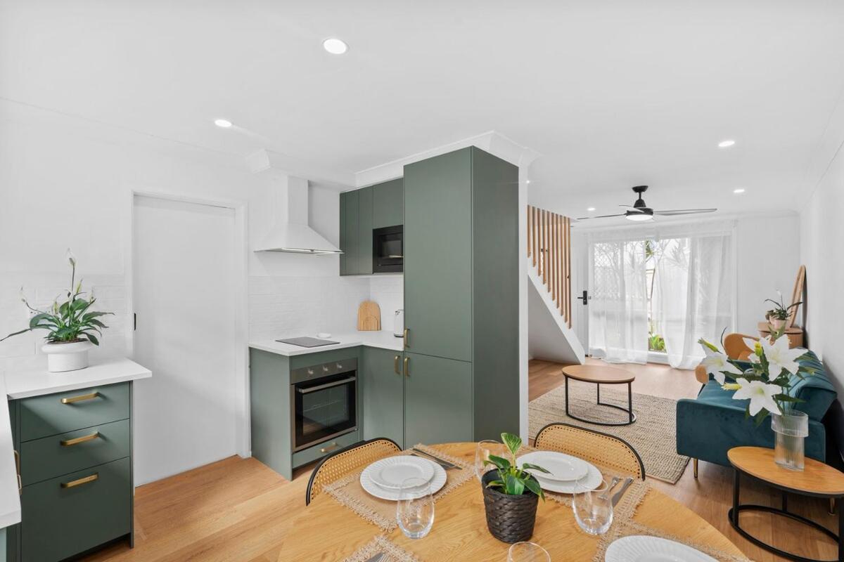 Palm-Feel Townhouse in the Heart of Burleigh - Chambres d'hôtes Gold Coast