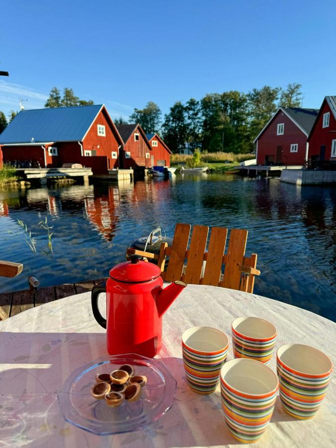 Boathouse Stay In Historic Fågelsundet - B&B Hållnäs