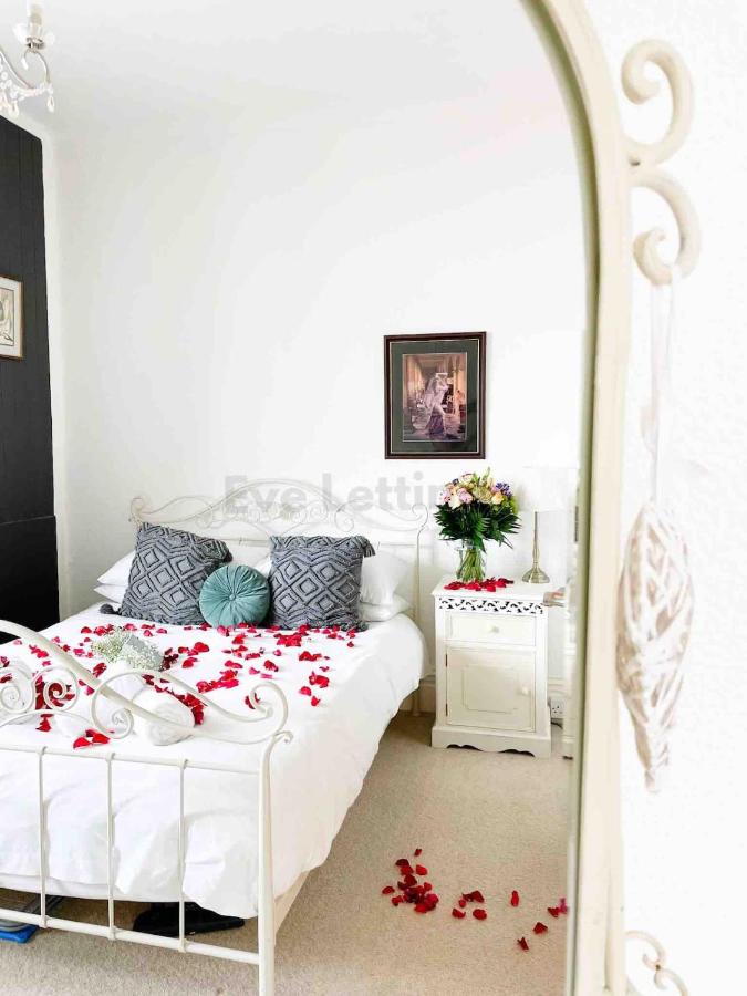 Modern classic seaside apartment with parking and balcony - Chambres d'hôtes St Ives