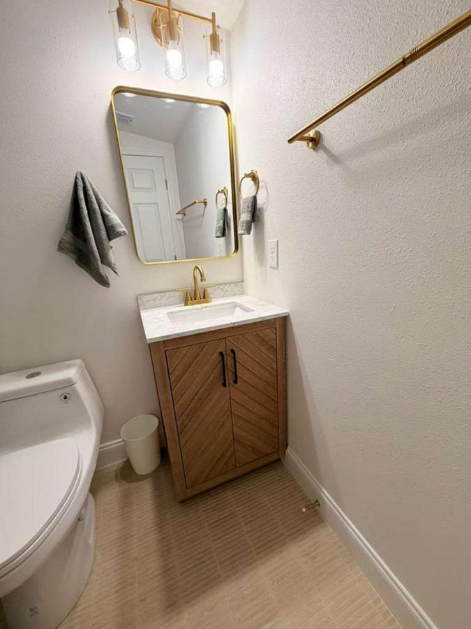 Cozy 3BR 2BA coastal home near beaches marinas - Chambres d’hôtes St. Petersburg