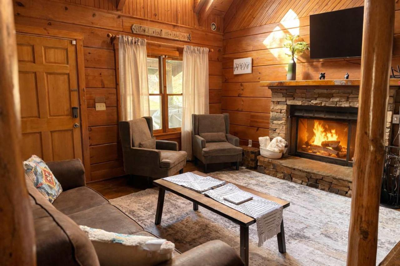 Smoky Mountain Retreat with Game Room Firepit - B&B Sevierville