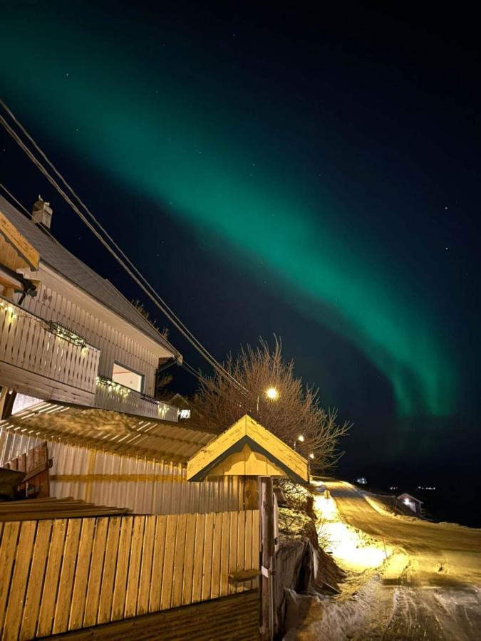 House with sea view, boathouse, garage and boat - Chambres d’hôtes Hammerfest