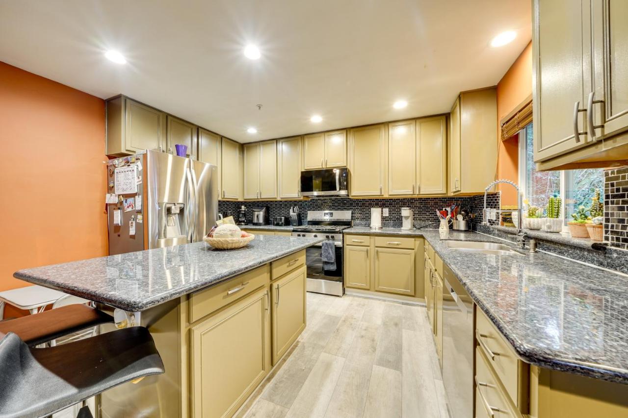 Pet-Friendly SeaTac Retreat 6 Mi to Puget Sound! - Bed and Breakfast SeaTac