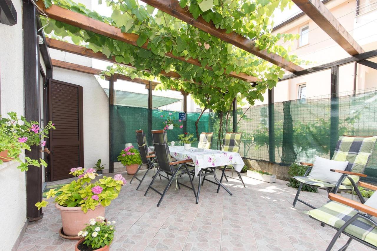 Apartment Katica with a spacious terrace - Chambres d'hôtes Baška