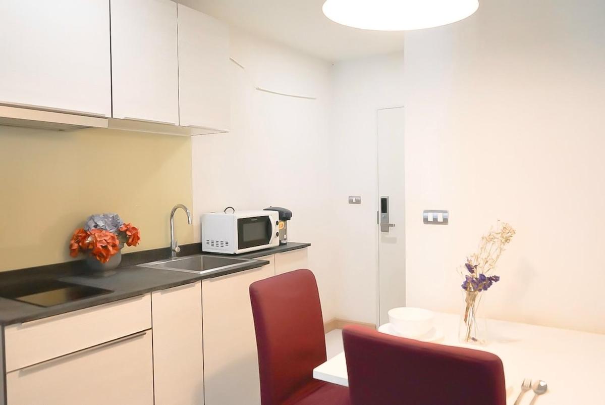 5 mins to BTS Ekkamai, One Bed Fully-Furnished - Chambres d'hôtes Bangkok