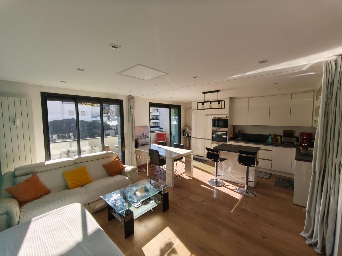 LE PLEIN SUD - ZEN - CENTRE VILLE - GARE - parking - Wifi - B&B Annecy