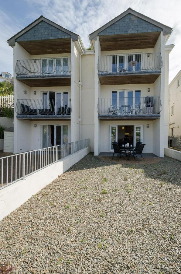Russell Court 2 - Beautifully furnished modern apartment with parking and views over Looe river and town - Chambres d'hôtes Looe
