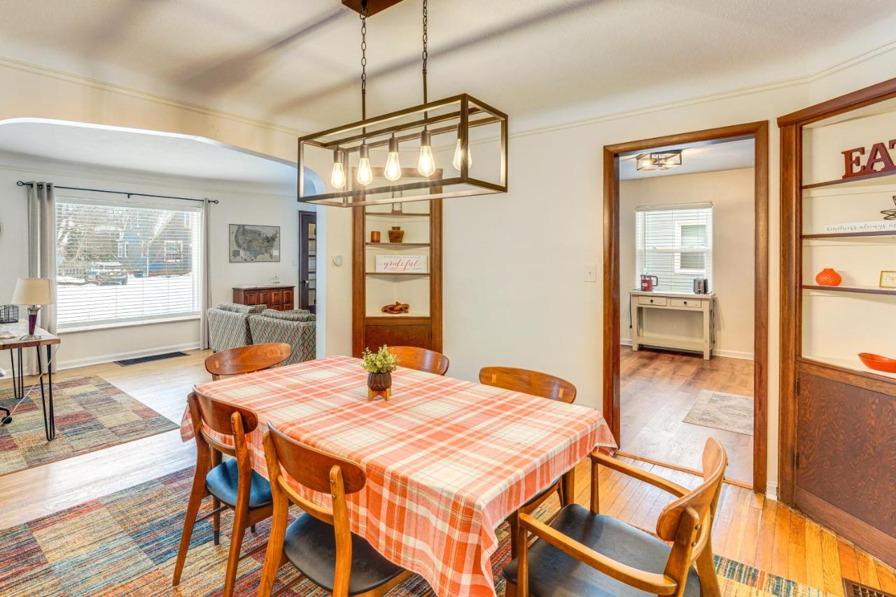 Bring the Family! Mid-Century Modern Gem in Euclid - Chambres d’hôtes Euclid
