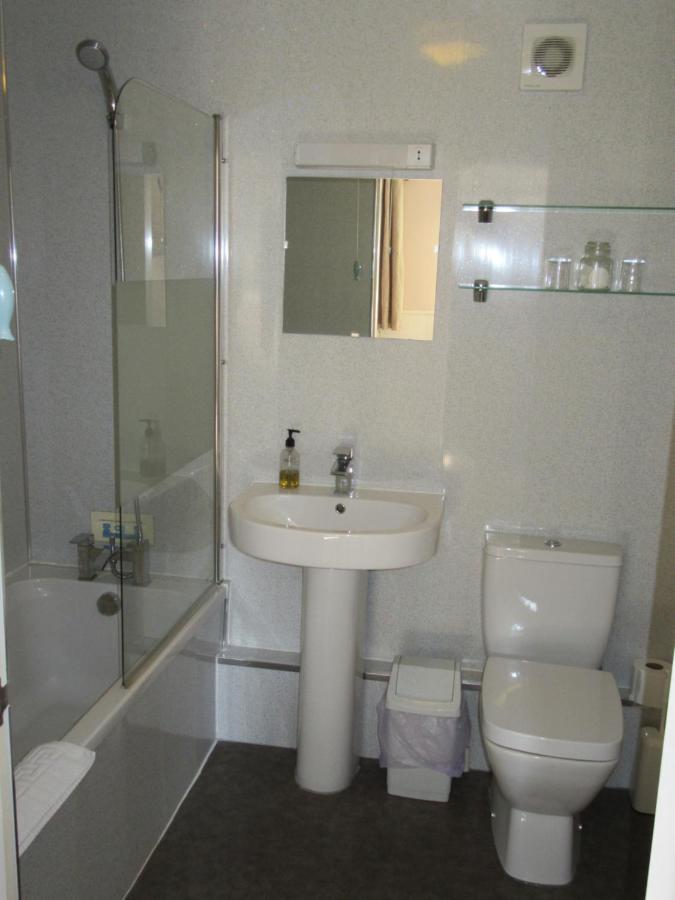 Habitación con cama extragrande.