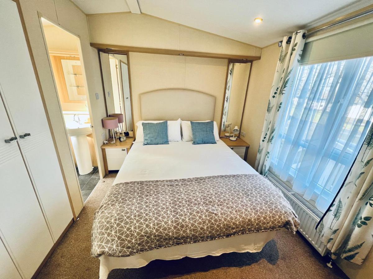 2 Bedroom Caravan RW50, Thorness Bay, Dog Friendly, Free Wifi - Bed and Breakfast Cowes