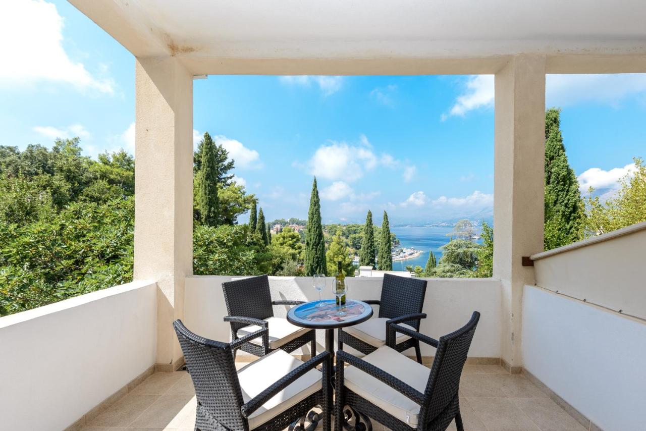 Appartamento A4 con 1 Camera da Letto, Balcone e Vista Mare