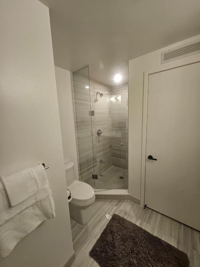 Luxury 2 Bed Apartment In Vaughan Near Wonderland! - Chambres d'hôtes Vaughan