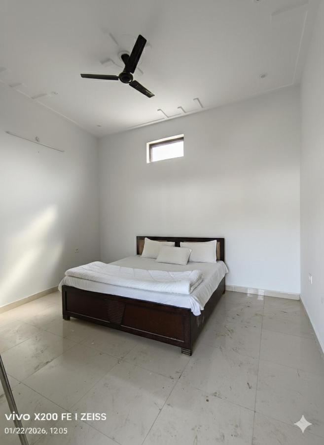 Dwarkadhish Andhra Bhavan - Bed and Breakfast Naimishāranya