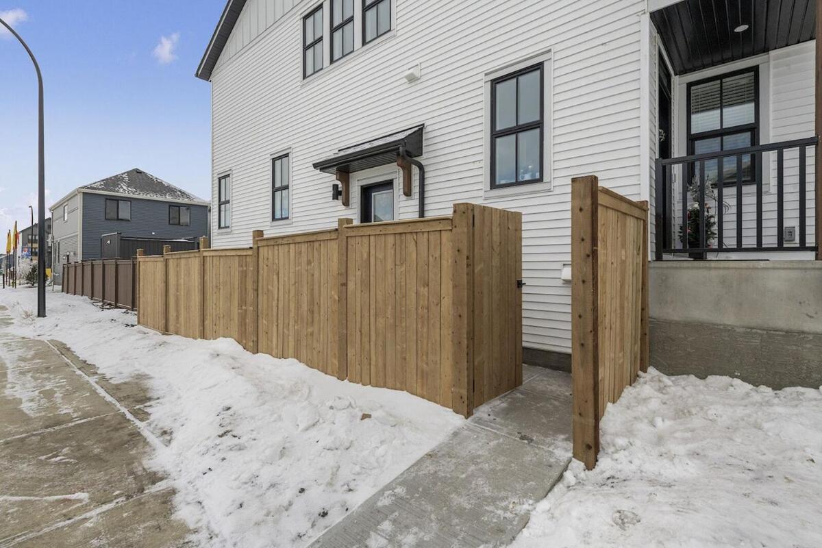 Private Guest Suite in SE Calgary 5 minutes to South Health Campus & Seton YMCA - Chambres d'hôtes Calgary