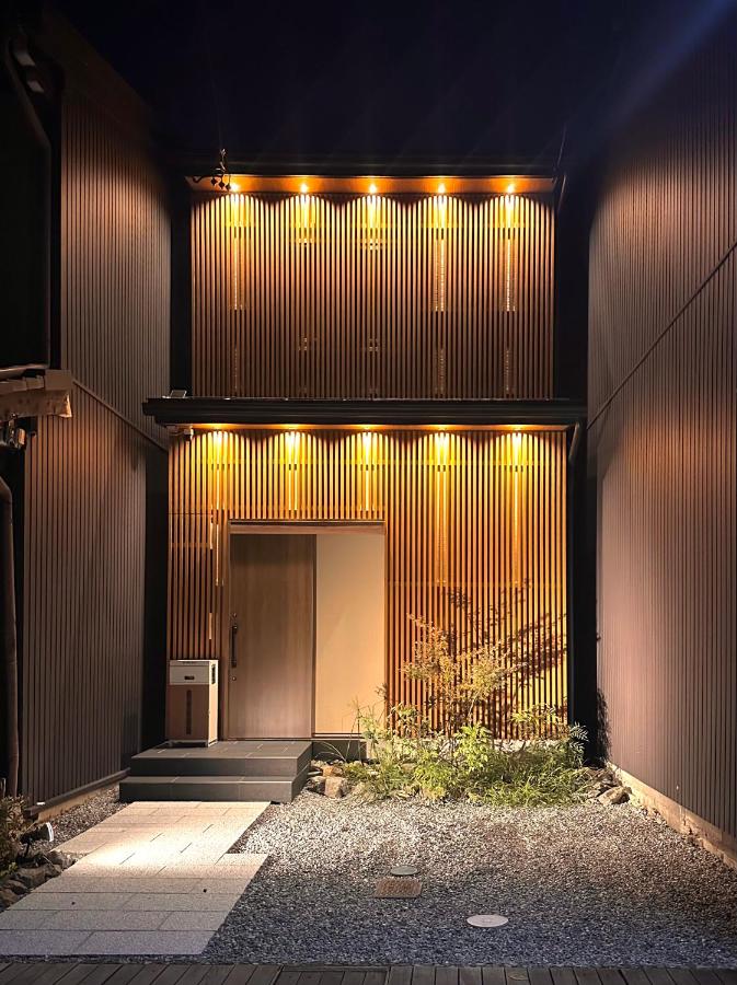 Yugen No Uta-Modern Home near Takayama Old Town, Free Parking, 5-min Walk to Miyagawa Market - Chambres d'hôtes Takayama