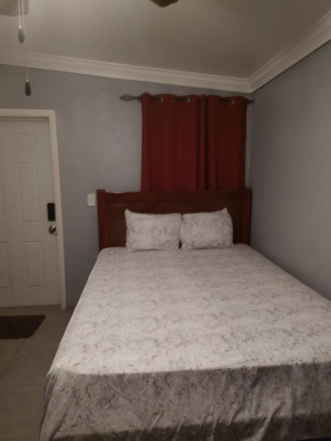 Errol and Nancy's Place - B&B Nassau