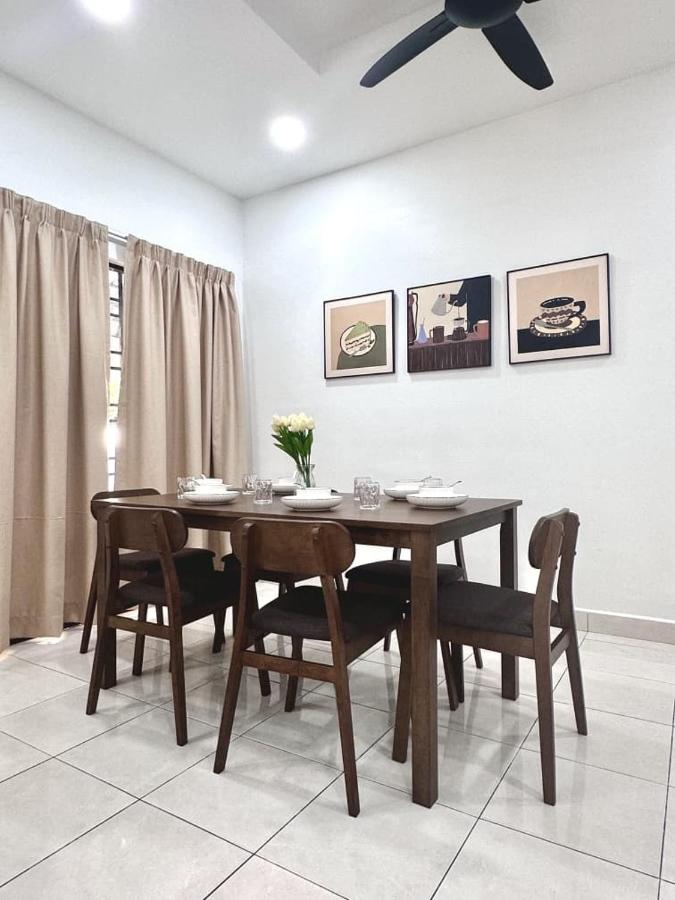 Spacious Classic 4BR Family Haven I Simpang Ampat - Bed and Breakfast Simpang Empat
