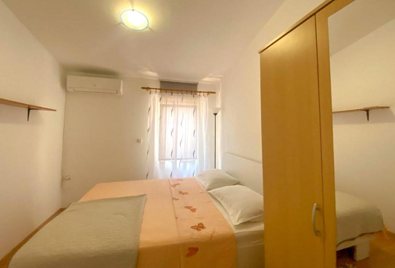 Sara Pula Center Room No1