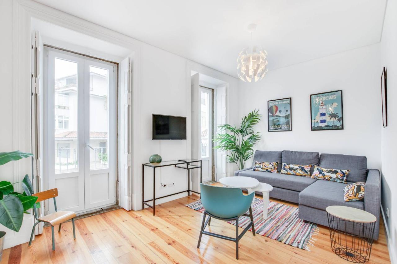 Bright T2 in a quiet town center place close to the beach - B&B Cascais