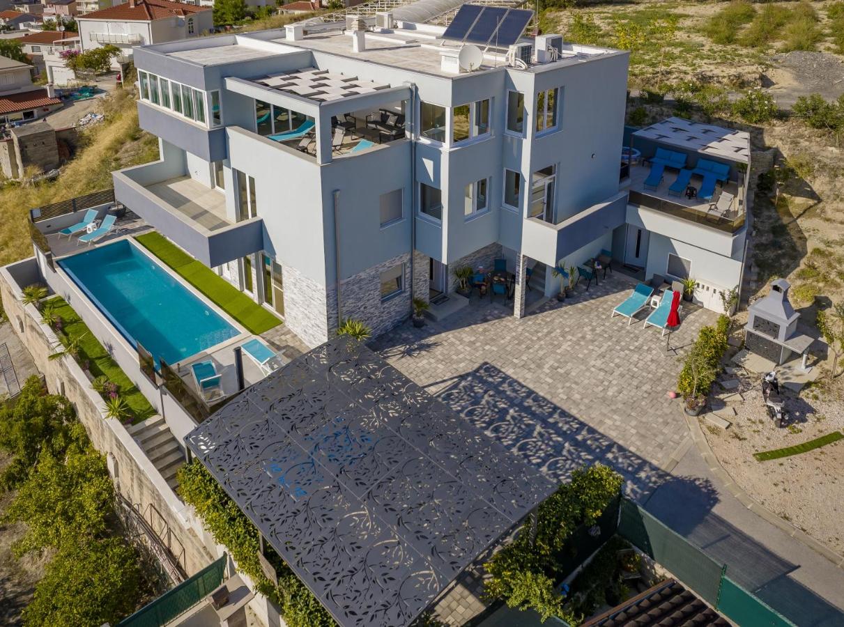 Apartman Palma and Luxury Penthouse for a family with swiming pool,parking,terrace,panoramic view at the sea,Podstrana - Chambres d'hôtes Podstrana
