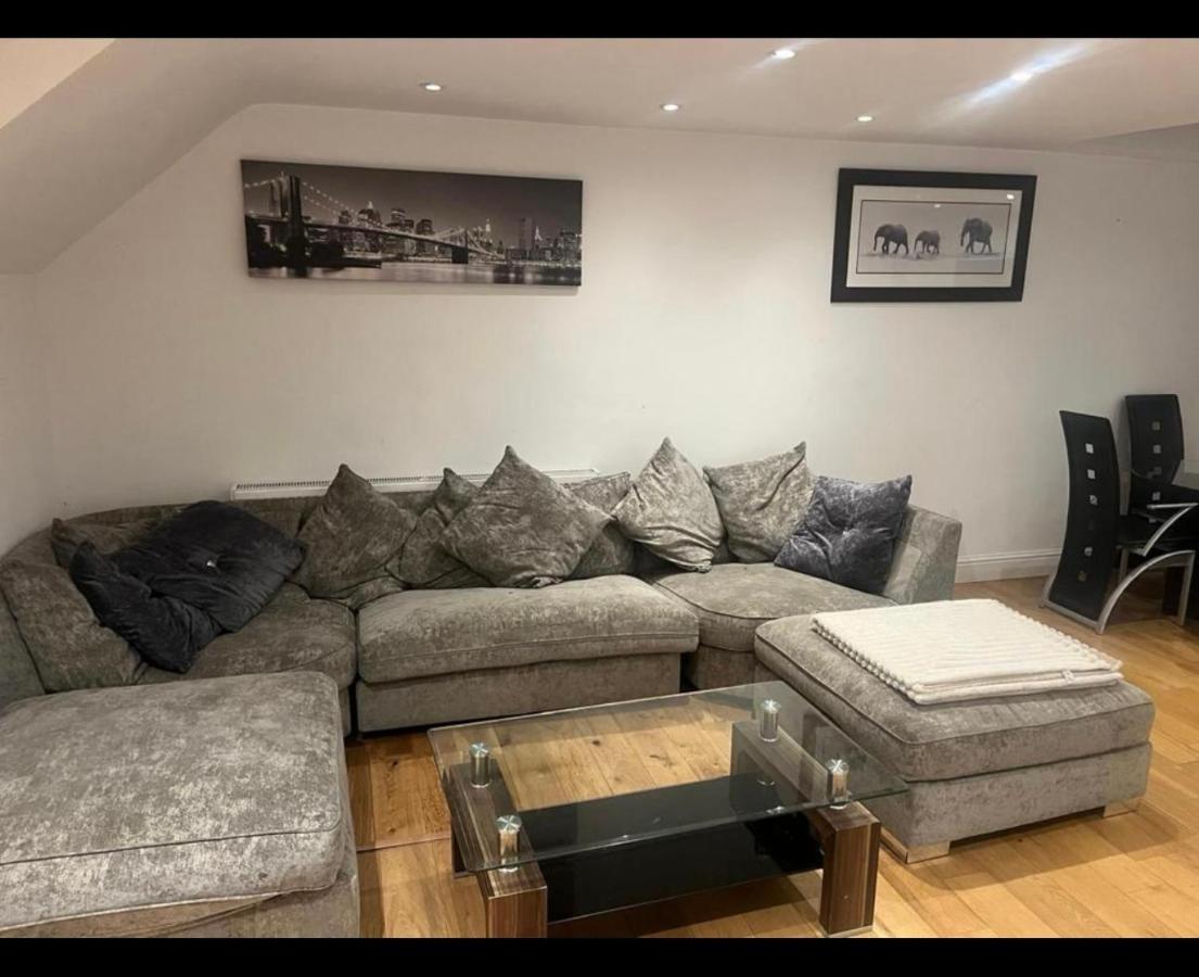 6 bedroom, North London Home - Sleeps 12 - Parking - Central location - Chambres d'hôtes East Barnet