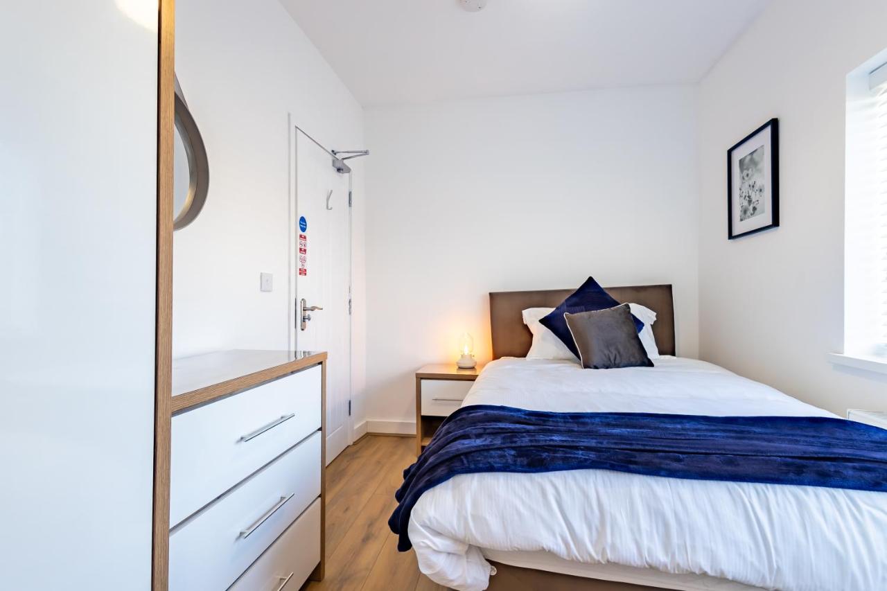 Contractor friendly 6 bed all en suite house - Bed and Breakfast Peterborough