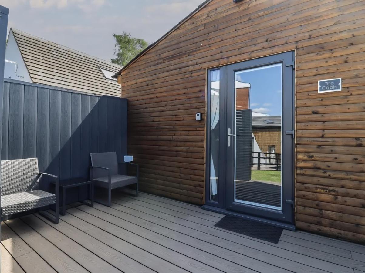The Cabin - Private Car Park with CCTV - Fast WiFi - Peaceful Retreat with Views for Business or Couples - Chambres d'hôtes Oldbury
