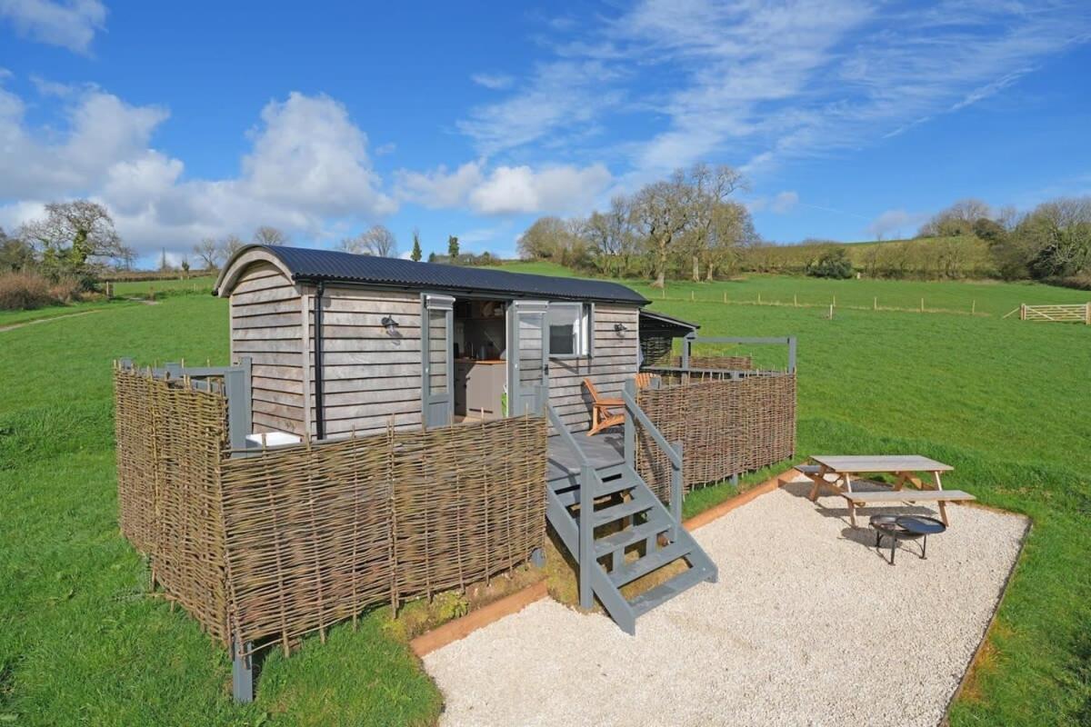 Charming Hut with Outdoor Bath & Decking Sea Views - B&B Sidmouth