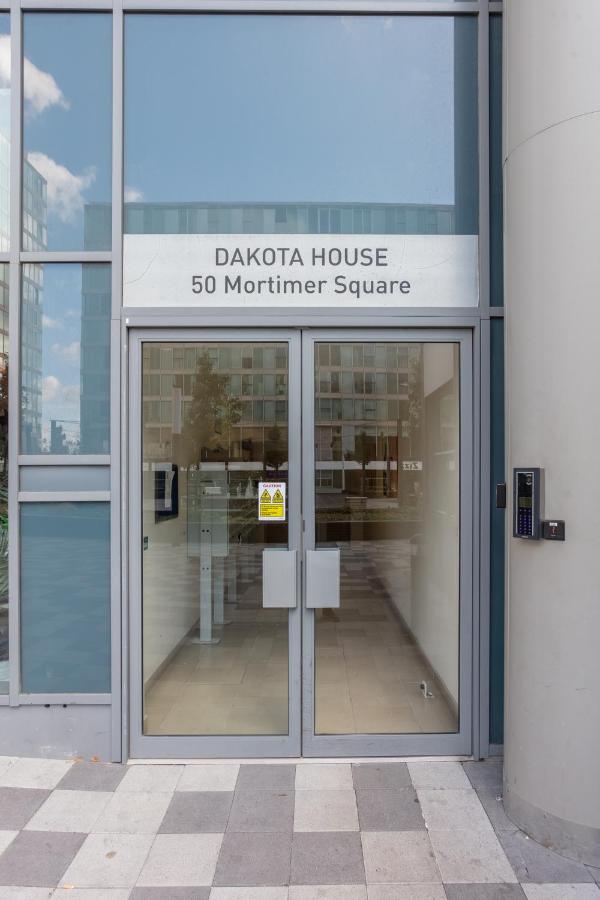 Modern 1 Bedroom Apartment with Balcony - City Centre - Free Parking, Fast WiFi and 50'' Smart TV by Yoko Property - B&B Milton Keynes