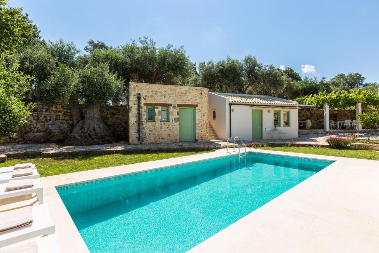Nature Retreat Green Oasis Villa with Private Pool & Rooftop Hot Tub - B&B Atsipopoulo