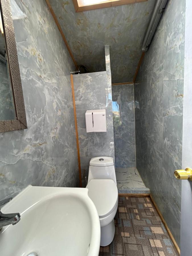 Tweepersoonskamer met 2 Aparte Bedden en Gedeelde Badkamer