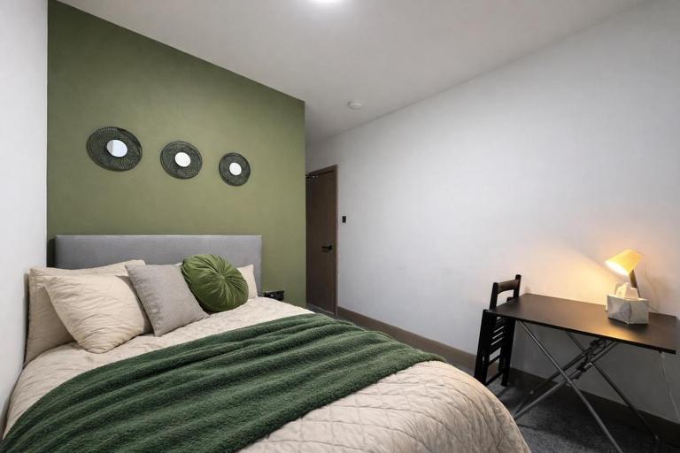 s4 Ensuite Room, Long Stays Allowed, Fully Equipped, Relocators, NHS & Contractor Friendly - B&B Gillingham