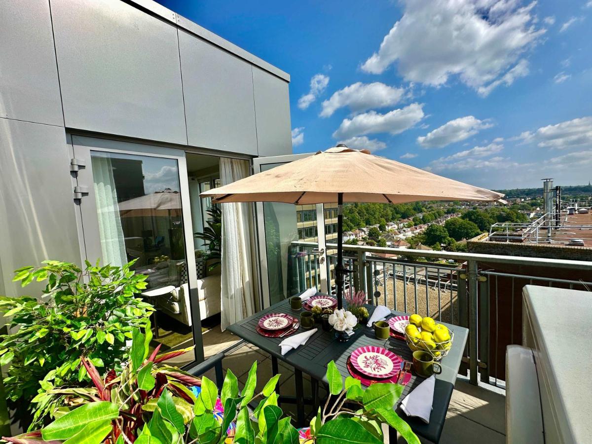 Contemporary Bromley Penthouse with Balcony - B&B Bromley