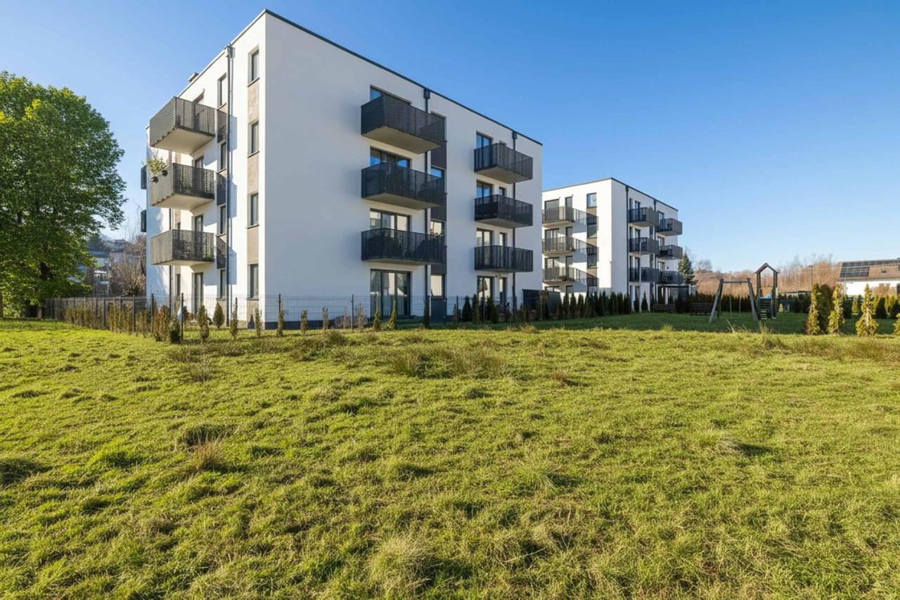 Stylish Apartment with Garden and Parking in Żywiec by Noclegi Renters - Chambres d'hôtes Żywiec