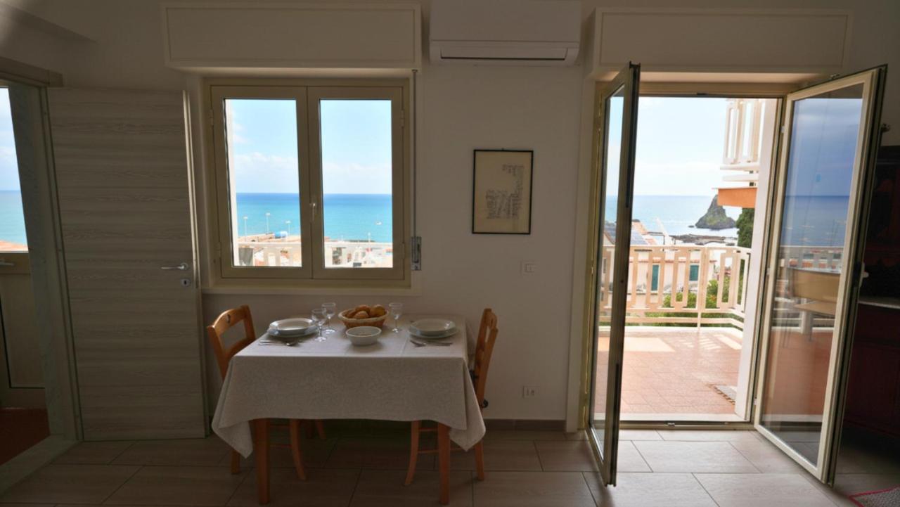Faraglioni Sea Terrace - Bed and Breakfast Aci Castello
