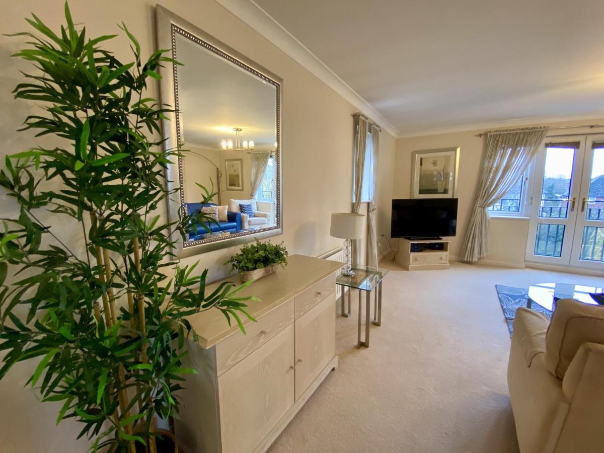 Stylish Bracknell Top Floor Apartment - B&B Bracknell