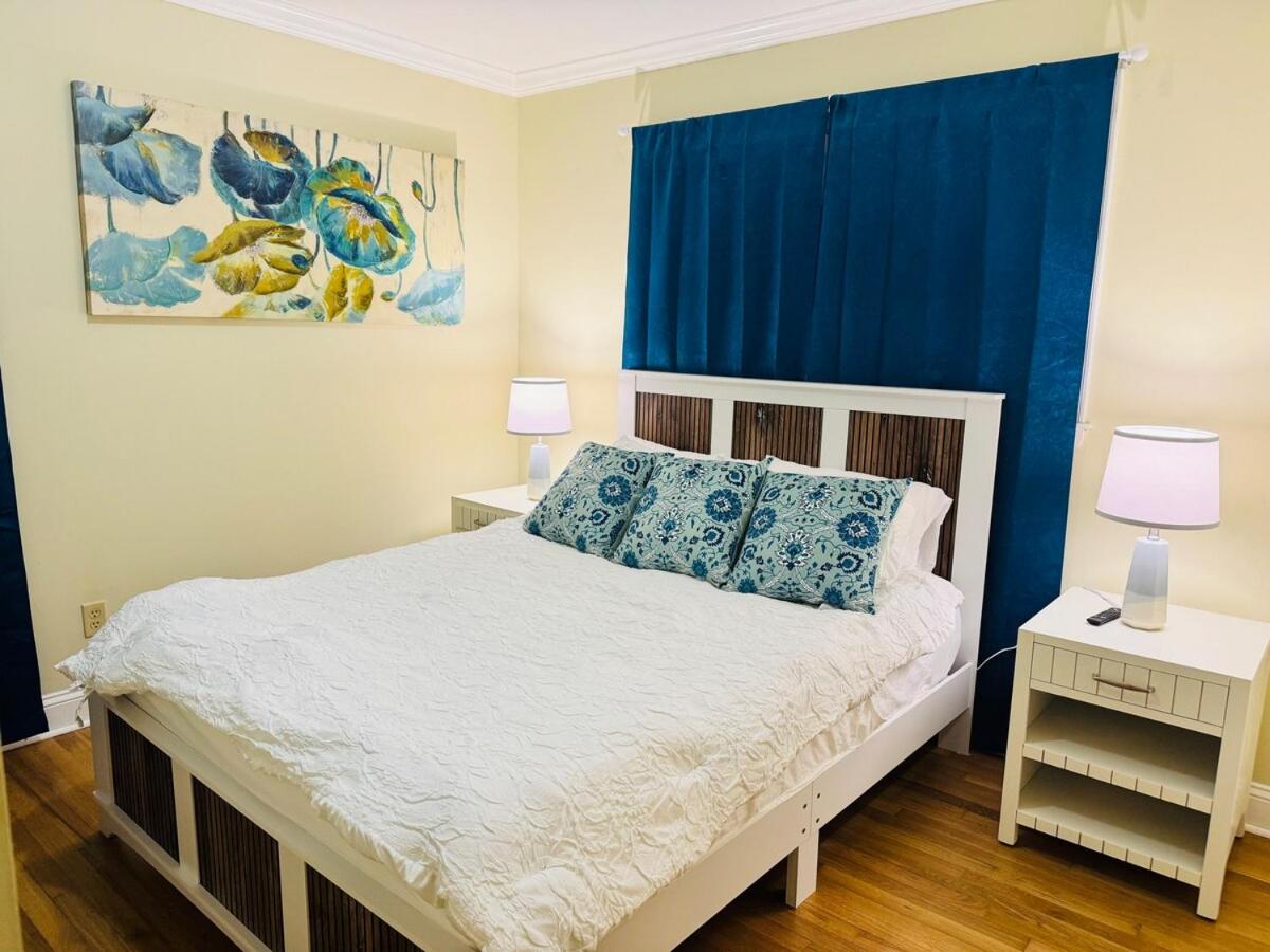 Lake Lanier 3BR Cozy Retreat with Screened Porch, Deck and Dock - B&B Gainesville