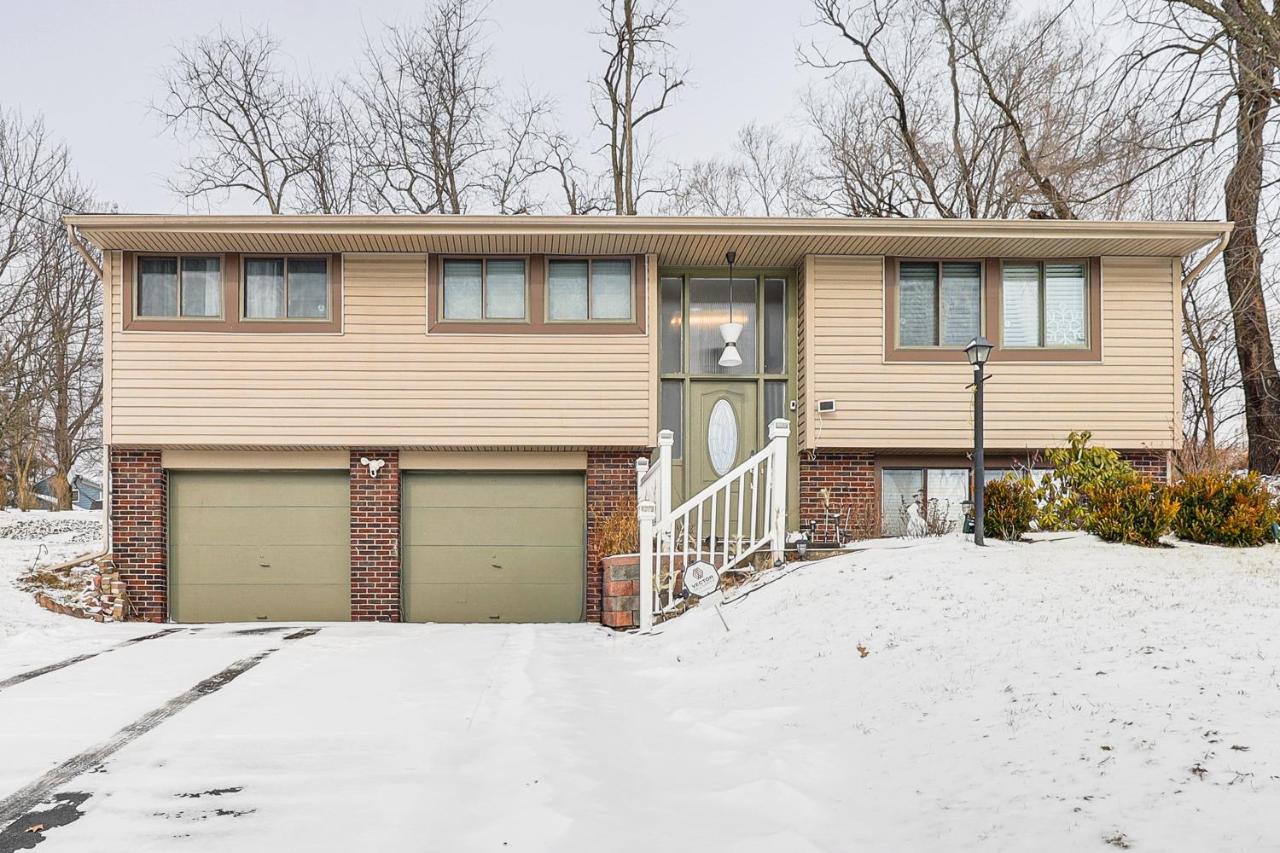 Remote-Work Ready: Family Home Near Pittsburgh - B&B Monroeville