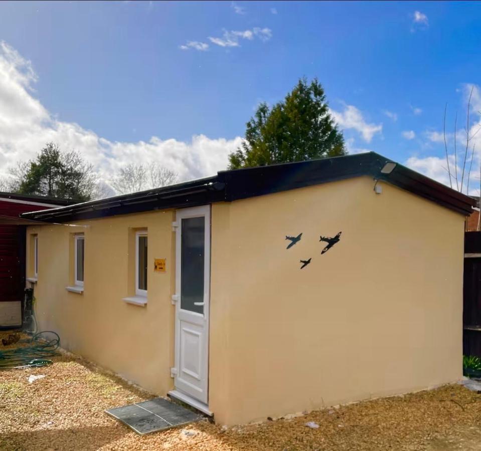 Modern Private Guest Suite Near Heathrow Free Parking & Garden - B&B New Bedfont