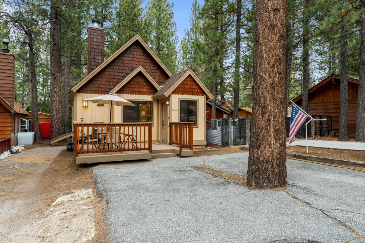 Moonridge Heaven - Cozy cabin with beautiful rock wood burning fireplace! - Chambres d'hôtes Big Bear Lake