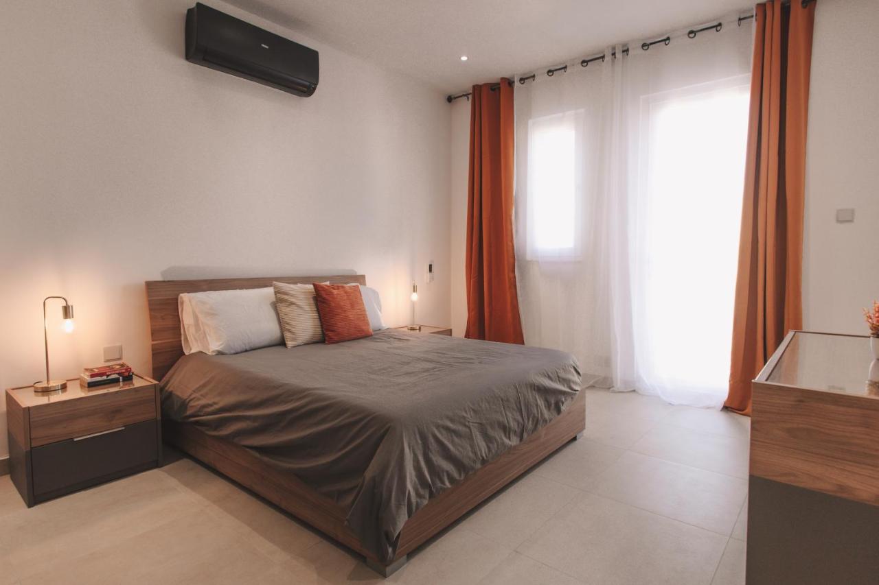 Seaside Luxury Home with Rooftop Pool - B&B Birżebbuġa