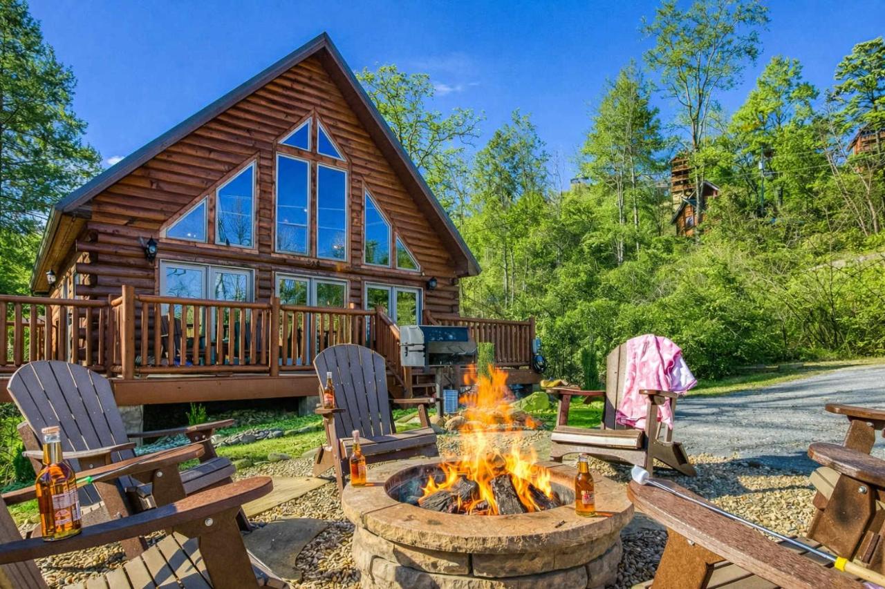 Ridge Hollow Retreat - Hot Tub, Fire Pit, Dogs - B&B Gatlinburg