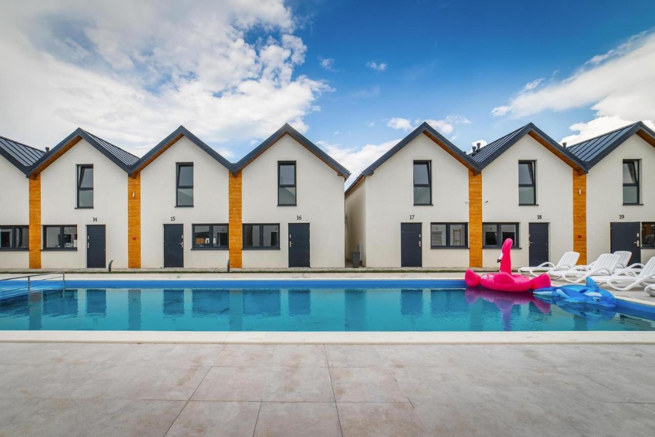Holiday homes with pool, close to the beach - B&B Rewal